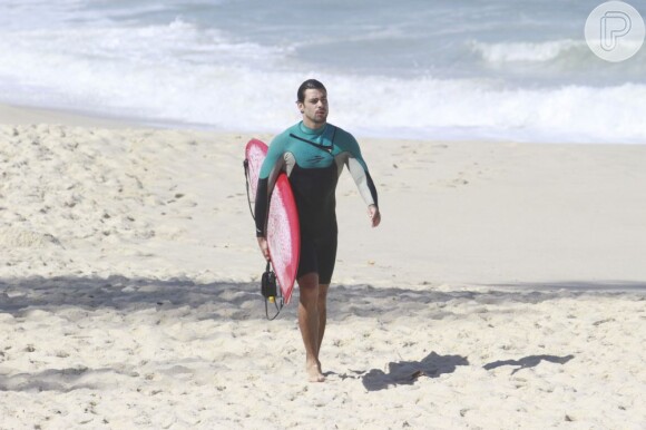 Cauã Reymond surfa em praia do Rio, em 1 de agosto de 2013