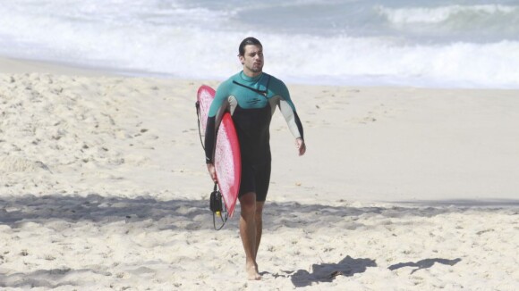 Cauã Reymond e Paulinho Vilhena surfam juntos em praia do Rio