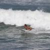 Paulinho Vilhena pega onda em praia do Rio