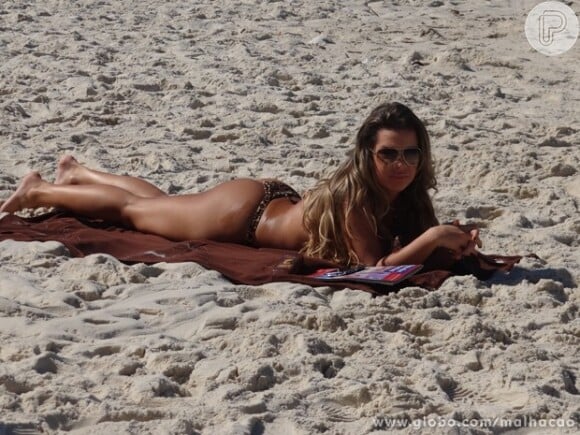 Fernanda Souza grava cenas de 'Malhação' em praia e mostra boa forma