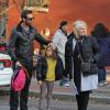 Hugh Jackman espera táxi com a família em Nova York no dia 29 de novembro de 2012