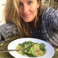 Gisele Bündchen conta segredo de sopa vegetariana: 'Sobras de ontem'