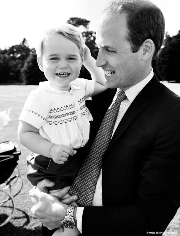Príncipe William posa com filho mais velho, George, de 1 ano