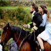 Felipe (Rafael Cardoso) e Lívia (Alinne Moraes) fugiram juntos em um cavalo