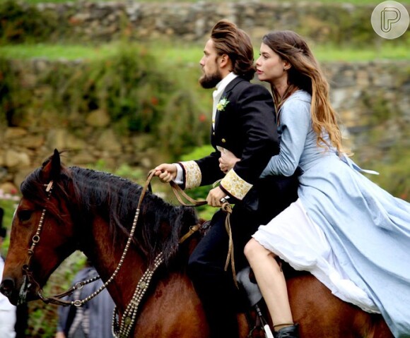 Felipe (Rafael Cardoso) e Lívia (Alinne Moraes) fugiram juntos em um cavalo