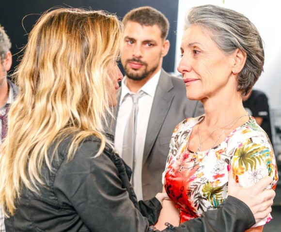 Emoção na despedida de Cassia Kis com a diretora Amora Mautner, sob olhares de Cauã Reymond