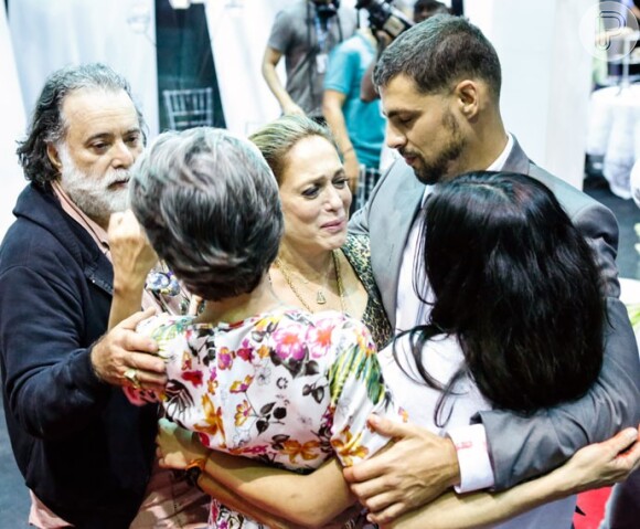 Um abraço coletiva para a despedida de Cassia Kis após cena da morte de Dijanira em 'A Regra do Jogo'