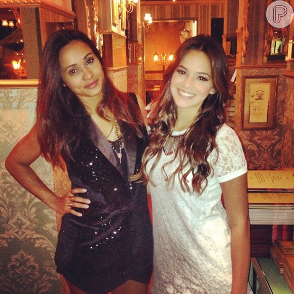 Bruna Marquezine recebe a atriz Thaíssa Carvalho na comemoração antecipada do seu aniversário de 18 anos, no restaurante Paris 6, na Zona Oeste do Rio de Janeiro, em 2 de agosto de 2013