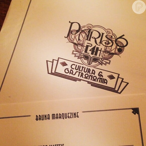 Bruna Marquezine mostra o cardápio do restaurante Paris 6 com o seu nome