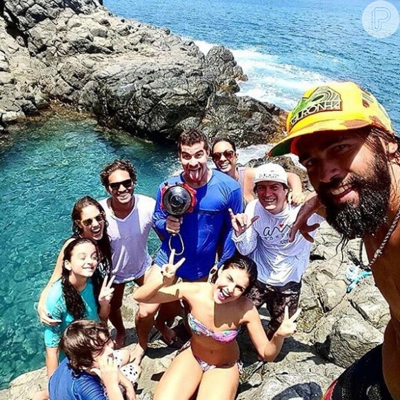 Paloma Bernardi e Thiago Martins posam com amigos em praia de Noronha