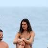 A atriz Juliana Paiva exibiu ótima forma ao gravar de biquíni na praia