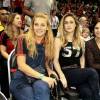 Carolina Dieckmann, Amora Mautner e Paula Burlamaqui durante o jogo de basquete entre Flamengo e Orlando Magic
