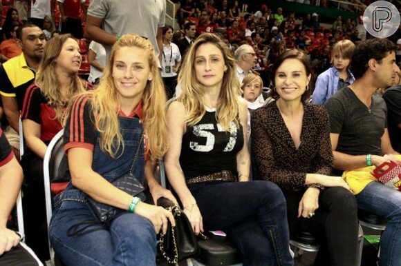 Carolina Dieckmann, Amora Mautner e Paula Burlamaqui durante o jogo de basquete entre Flamengo e Orlando Magic