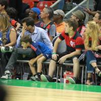 Carolina Dieckmann assiste a jogo de basquete com o marido e os filhos