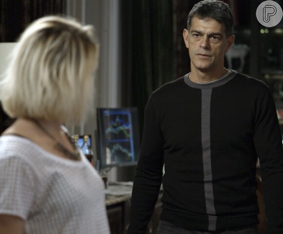 Belisa (Bruna Linzmeyer) flagra Orlando (Eduardo Moscovis) traficando drogas, na novela 'A Regra do Jogo', em outubro de 2015