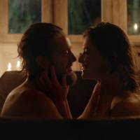 'Além do Tempo': Felipe e Lívia se declaram e têm primeira noite de amor