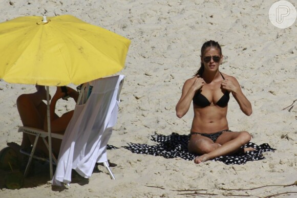 Fernanda de Freitas exibiu uma barriga sequina em dia de sol no Rio