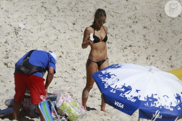 Fernanda de Freitas chupou um picolé para se refrescar do calor que fez no Rio de Janeiro neste sábado, 3 de agosto de 2013