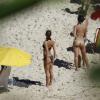 Fernanda de Freitas foi flagrada por um paparazzo em praia do Rio