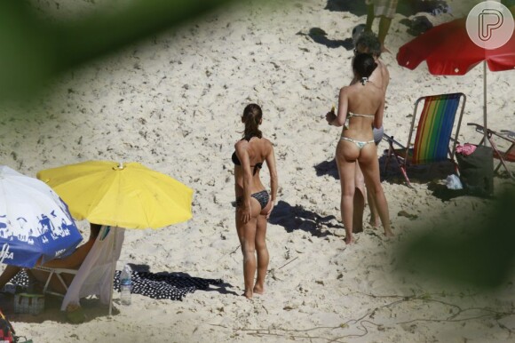 Fernanda de Freitas foi flagrada por um paparazzo em praia do Rio