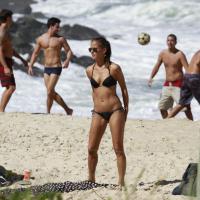 Fernanda de Freitas exibe corpão em praia do Rio