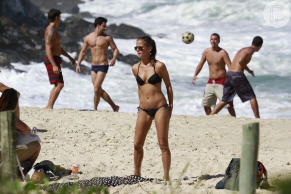 Fernanda de Freitas, aos 33 anos, exibiu o corpão em um dia de sol neste sábado, na Praianha, Zona Oeste do Rio, em 3 de agosto de 2013