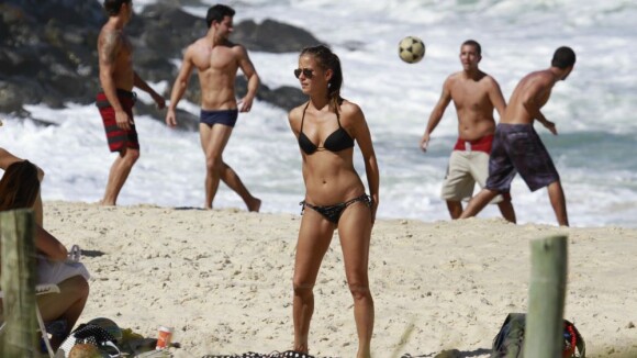 Fernanda de Freitas exibe corpão em praia do Rio