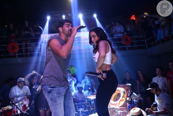 Anitta canta com Dilsinho, em 18 de outubro de 2015