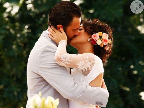 Miriam (Leticia Persiles) e Rodrigo (Gabriel Braga Nunes) finalmente se casam no último capítulo da novela 'Amor Eterno Amor',