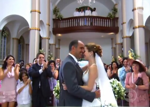 Ricardo (Humberto Martins) e Viviane (Nathalia Dill) se casam no final de 'Escrito nas Estrelas', e a jovem anuncia nova gravidez