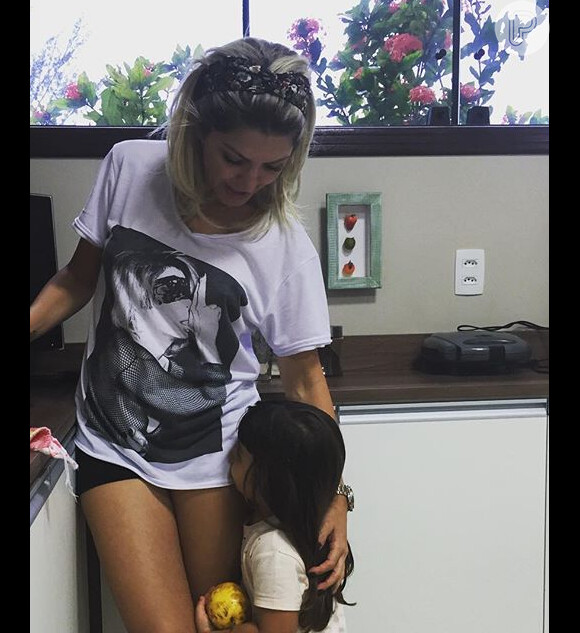 Antonia Fontenelle postou, neste domingo, 18 de outubro de 2015, uma foto abraçada com a enteada Maithe, de 3 anos: 'É um grude só essa minha pulguinha. Amor da vida'
