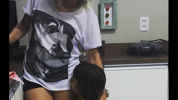 Antonia Fontenelle posta foto abraçada com enteada: 'Um grude minha pulguinha'