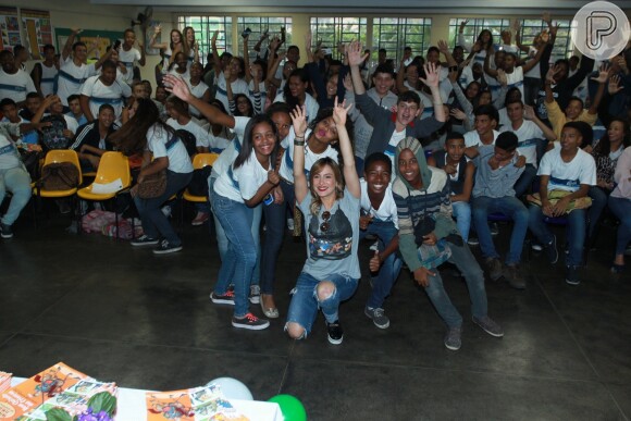 Claudia Leitte posou para fotos com os alunos da escola municipal