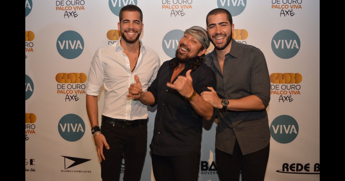 Bell Marques, exvocalista da banda Chiclete com Banana, posa com os filhos, que seguem a