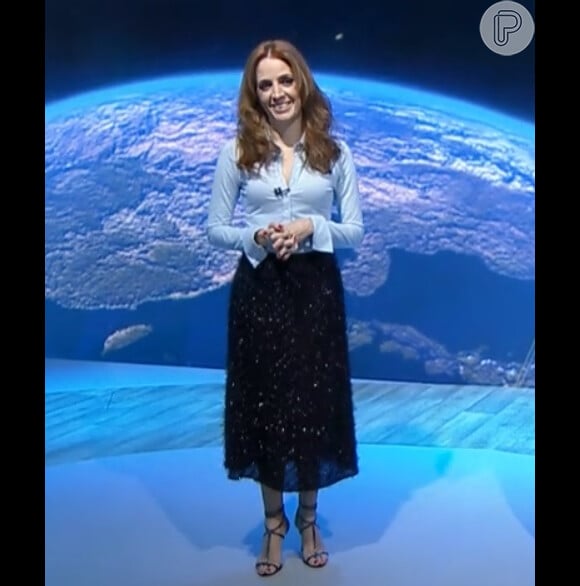 A apresentadora combinou blusa social com saia midi preta, cheia de detalhes brilhantes no Fantástico do dia 31 de maio