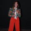 Adriana Birolli escolheu combinação pantacourt Gig Couture, camisa Magrella com jaqueta em detalhes multicoloridos Nosf, sandálias Schultz. O sylist foi de Dudu Farias