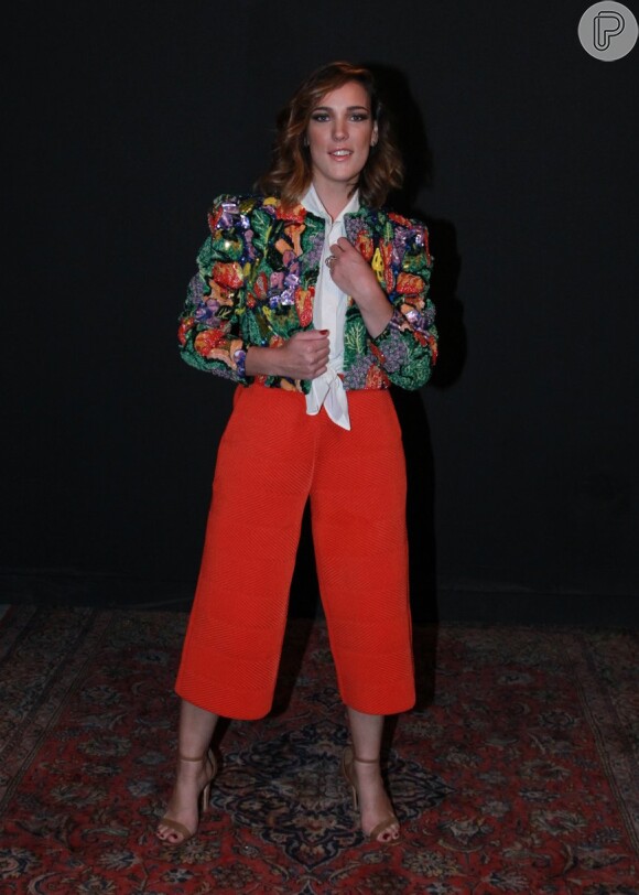 Adriana Birolli escolheu combinação pantacourt Gig Couture, camisa Magrella com jaqueta em detalhes multicoloridos Nosf, sandálias Schultz. O sylist foi de Dudu Farias