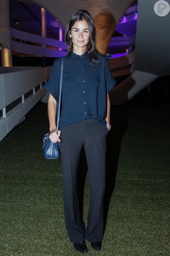 A modelo Caroline Ribeiro escolheu calça de alfaiataria cinza e camisa azul-marinho para assistir aos desfiles da São Paulo Fashion Week nesta segunda-feira, 19 de outubro de 2015