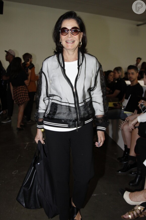 Gloria Kalil também esteve no segundo dia da São Paulo Fashion Week, nesta segunda-feira, 19 de outubro de 2015. Ela usou calça preta, blusa branca e jaqueta transparente