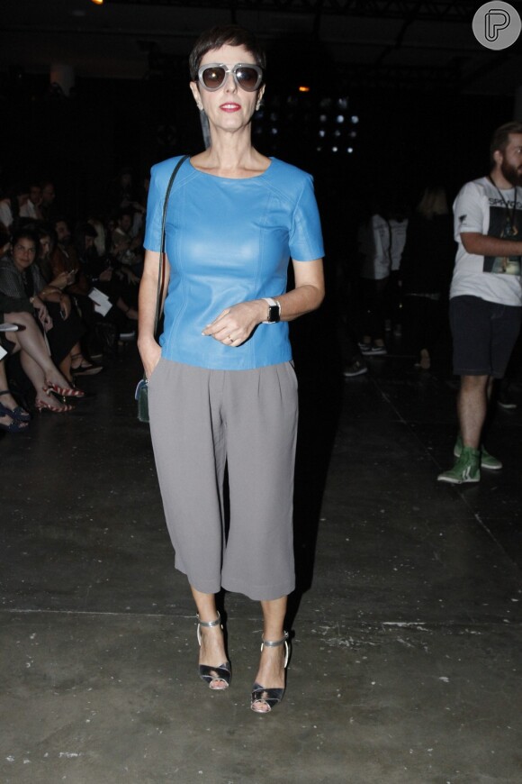 Lilian Pacce apostou em pantacourt cinza e blusa de couro azul para o segundo dia da São Paulo Fashion Week, nesta segunda-feira, 19 de outubro de 2015