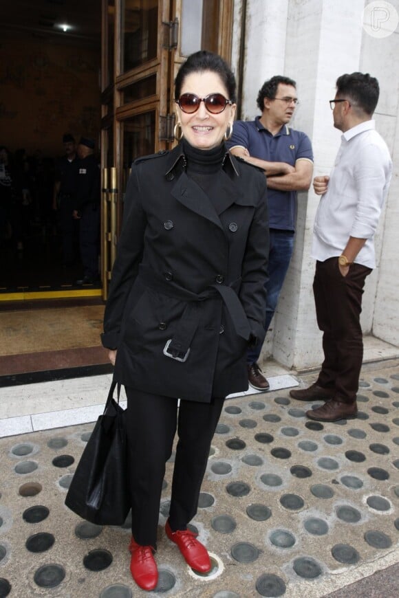 Gloria Kalil quebrou o look todo preto com sapatos oxford vermelhos no primeiro dia de São Paulo Fashion Week, neste domingo, 18 de outubro de 2015