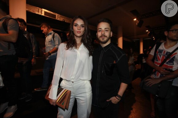 Monica Benini posou ao lado do marido, Junior Lima, usando calça e camisa brancas mais clutch com estampa geométrica na São Paulo Fashion Week, nesta terça-feira, 20 de outubro de 2015