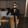 Thassia Naves escolheu blusa NK Store e saia Cruise com estampa em animal print, bolsa Christian Louboutin e sandálias pretas Luiza Barcelos para acompanhar o quarto dia de desfiles da São Paulo Fashion Week, nesta quarta-feira, 21 de outubro de 2015