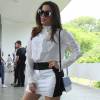 Anitta foi ao desfile de Reinaldo Lourenco na São Paulo Fashion Week com look completo do estilista, composto por saia preta e branca e camisa branca nesta quarta-feira, 21 de outubro de 2015