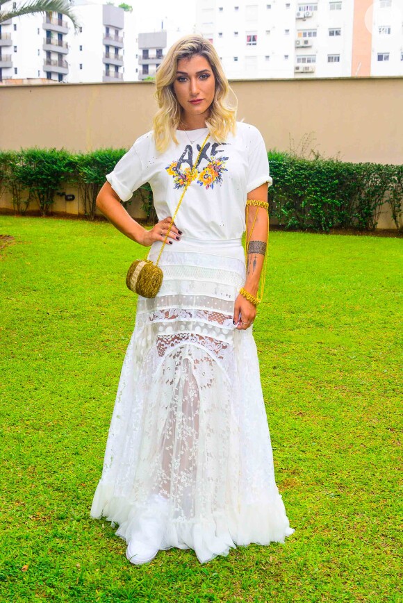 Gabriela Pugliesi escolheu um look de Helo Rocha para ir ao quarto dia da São Paulo Fashion Week, nesta quarta-feira, 21 de outubro de 2015