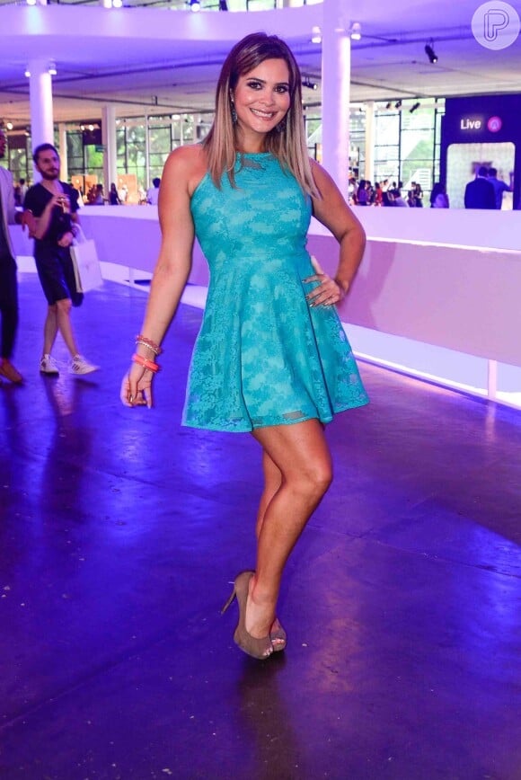 Geisy Arruda usou um vestido azul curto e justinho, e um salto alto para o quarto dia da São Paulo Fashion Week, nesta quarta-feira, 21 de outubro de 2015