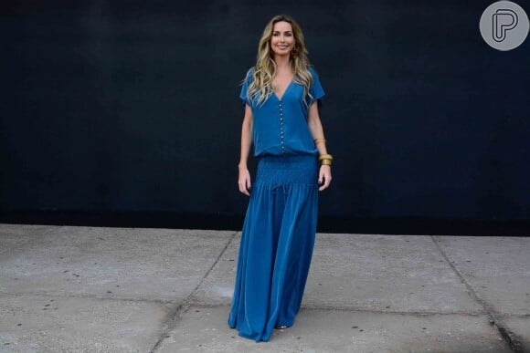 Mariana Weickert chegou ao quarto dia de desfiles com um maxi dress azul, nesta quarta-feira, 21 de outubro de 2015