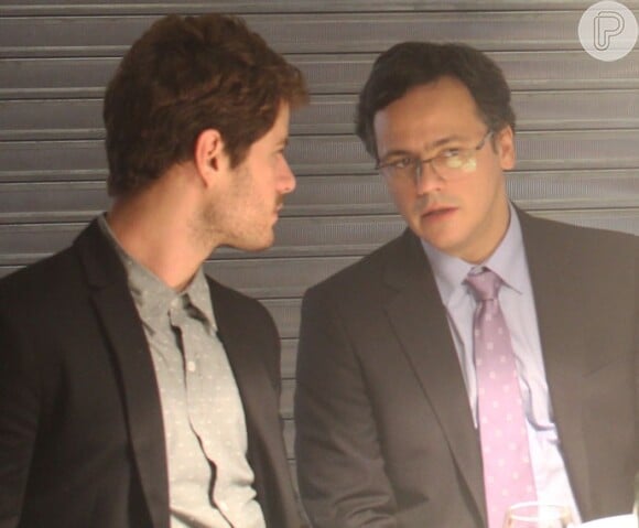 Cícero (Danton Melo) avisa a Benjamin (Maurício Destri) que Sabão (Ricardo Blat) o acusou de ser o mandante do sequestro de Maria, na novela 'I Love Paraisópolis'