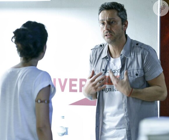 Romero (Alexandre Nero) pede a Toia (Vanessa Giácomo) uma chance de fazê-la feliz, na novela 'A Regra do Jogo'