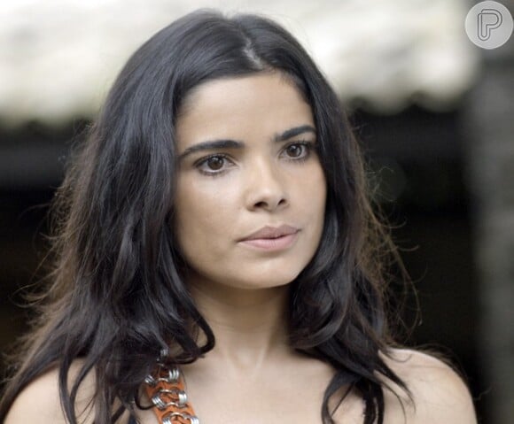 Pega de surpresa, Toia (Vanessa Giácomo) fica sem reação com a declaração de amor feita por Romero (Alexandre Nero), na novela 'A Regra do Jogo'
